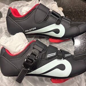 Like New Peloton cycling shoes sz 39 w/ tool